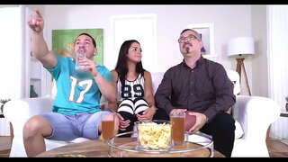 Dan ongeveer een half uur, hij bleef maar hameren haar heel hard en ze begon ook te til mijn kont op elk van mijn stoten en ondersteunde me de hele tijd, ze was me aan het vertellen ja, uhffh, een beetje meer in, ja. Twee volle in