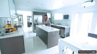 Мале сисе маћеха припремају, и њена хаљина прљави.Она скида га да опере, и пасторак почиње бунтовник.Она му даје подрочить и отсосать и зајебава