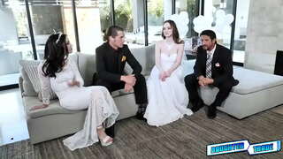 ���ැඩී උදව් පිටතට ඔවුන්ගේ stepdaughters ලා දුඹුරු මුවර් හා Jazmin Luv ලබා ගැනීමට සමහර ලිංගික දැනුම