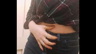 Духтар бо Нињоии сиськами Чувственно Мебозад Киской дар Хамелеон ҳангоми Сафар