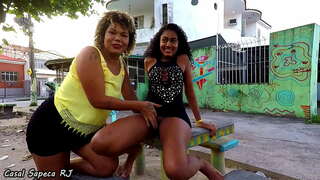 לעסביאַן, tira אַ טוש com o casal sapeca