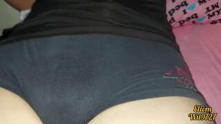 Syster vidrör hennes FITTA framför hennes Bror