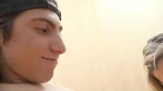 Ҷавон чувак меорад превосходный амиқ хардкор аз милфы блондинки