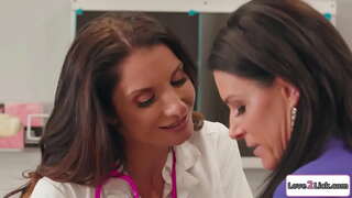 Busty tibb bacısı başdan милфу-учительницу və licks onun бритую pussy.Esmer sucks öz böyük tits sonra licks və masturbating öz pussy.Sonra onlar 69