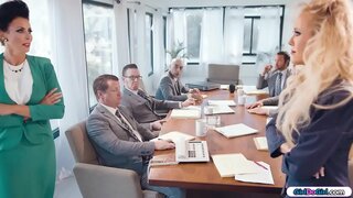 Rondborstige milf zakenvrouwen gaan het hoofd tot hoofd tijdens een boardmeeting.De andere ondernemers eruit te komen zo snel als ze kunnen.Tot slot de milfs hebben de ruimte voor zich en beginnen te zoenen en likken elkaar