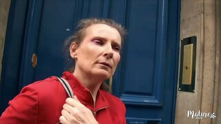 Заједно са мојим пријатељима ми пољубац зрелую