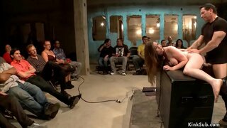 Beroa big amilotxak brunette esklabo Kennedy Adams lotuta eta harrotua arabera lezdom Printzesa Donna Dolore ondoren lortzen pussy oilarra handi by fucked, John Strong publikoetan