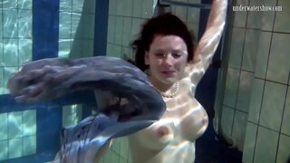 A natación bebé Katka tiras para abaixo na piscina