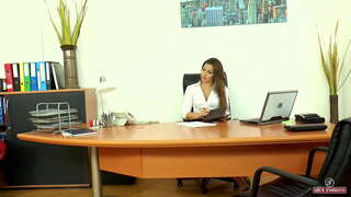 Волосатая киска директори Дэни Дэниелс, наполненная спермой (Қисми 1)