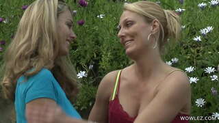 Бузурги tits дар лесбийском буйстве