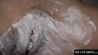 ǜ�她的大胸部摇，因为她刮她的毛茸茸的小猫和自慰